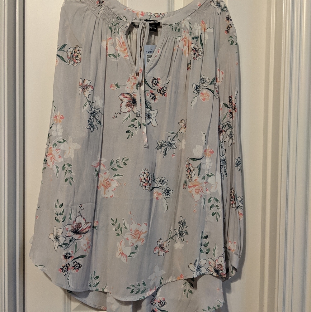 Torrid Smocked Tie Neck Top size 3 Gray